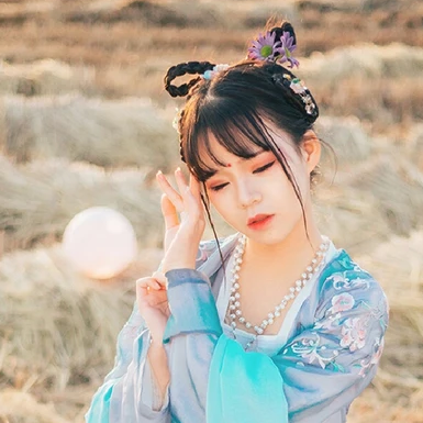 田園里提花籃女生頭像，唯美古風(fēng)真人頭像