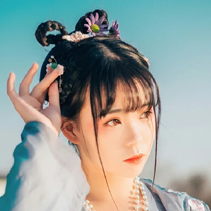 田園里提花籃女生頭像，唯美古風(fēng)真人頭像