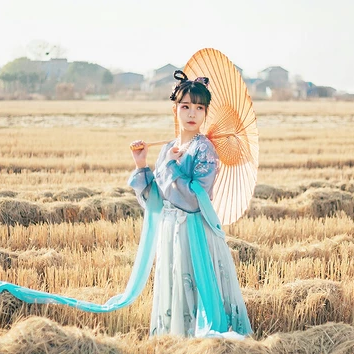 田園里提花籃女生頭像，唯美古風(fēng)真人頭像