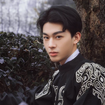 瀟灑帥氣男生帶折扇頭像，唯美古風(fēng)真人頭像