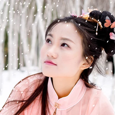 雪景帶傘紅衣女生頭像，唯美古風(fēng)真人頭像