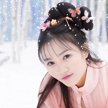 雪景帶傘紅衣女生頭像，唯美古風(fēng)真人頭像