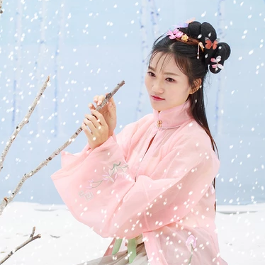 雪景帶傘紅衣女生頭像，唯美古風(fēng)真人頭像