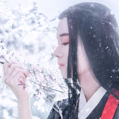 雪景翩翩公子帶折扇頭像，唯美古風(fēng)真人頭像