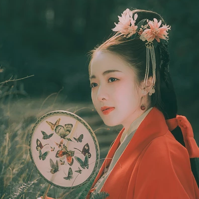 文藝紅衣帶傘女生頭像，唯美古風(fēng)真人頭像