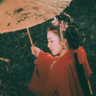 文藝紅衣帶傘女生頭像，唯美古風(fēng)真人頭像