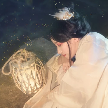 流螢白衣提燈少女頭像，唯美古風真人頭像