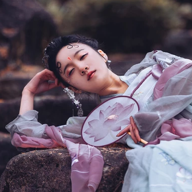 淡紫嬌艷帶團(tuán)扇女生頭像，唯美古風(fēng)真人頭像