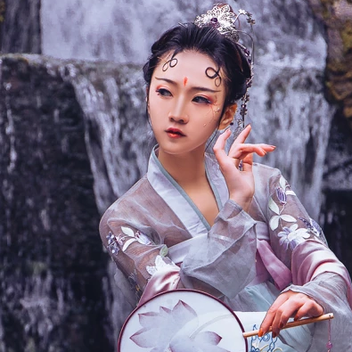 淡紫嬌艷帶團(tuán)扇女生頭像，唯美古風(fēng)真人頭像