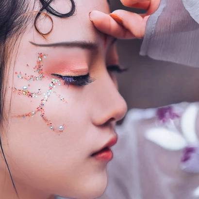 淡紫嬌艷帶團(tuán)扇女生頭像，唯美古風(fēng)真人頭像