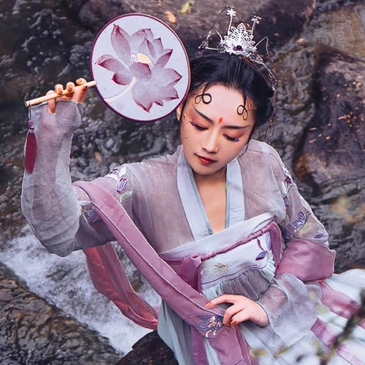 淡紫嬌艷帶團(tuán)扇女生頭像，唯美古風(fēng)真人頭像