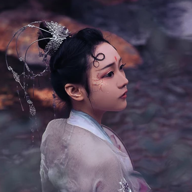 淡紫嬌艷帶團(tuán)扇女生頭像，唯美古風(fēng)真人頭像