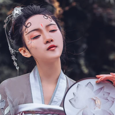 淡紫嬌艷帶團(tuán)扇女生頭像，唯美古風(fēng)真人頭像