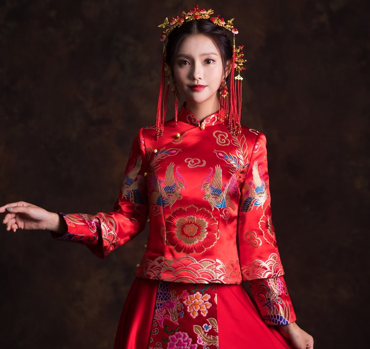 鳳戲牡丹圖案新娘結(jié)婚禮服，優(yōu)雅唯美中式禮服