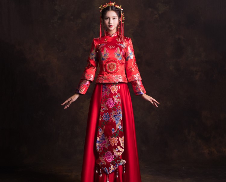 鳳戲牡丹圖案新娘結(jié)婚禮服，優(yōu)雅唯美中式禮服