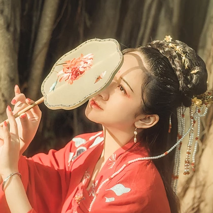 彼岸花團(tuán)扇紅妝紅衣頭像，唯美古風(fēng)真人頭像