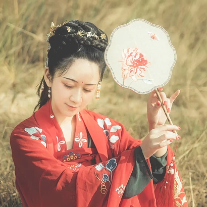 彼岸花團(tuán)扇紅妝紅衣頭像，唯美古風(fēng)真人頭像