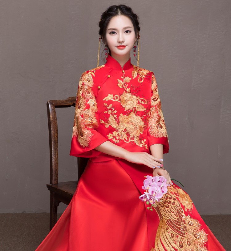 靈動(dòng)金色孔雀中式禮服，唯美新娘禮服