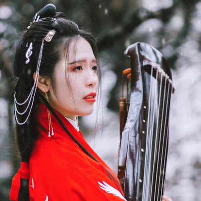 紅衣雪景女生頭像，唯美古風(fēng)真人頭像