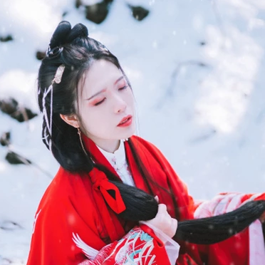 紅衣雪景女生頭像，唯美古風(fēng)真人頭像