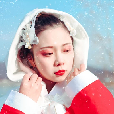 雪花飄落白披風女生頭像，唯美古風真人頭像