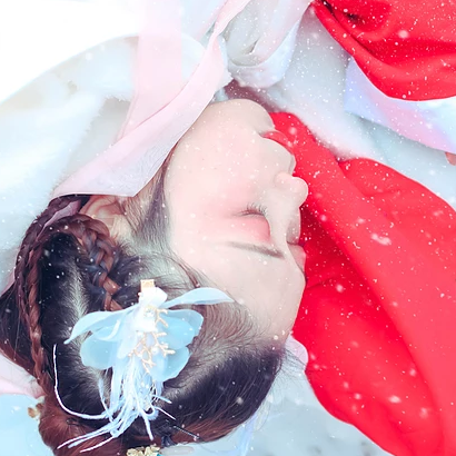 雪花飄落白披風女生頭像，唯美古風真人頭像