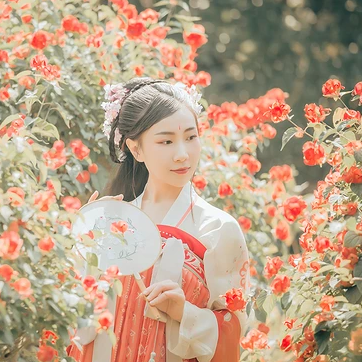 花開帶團扇女生頭像，唯美古風真人頭像