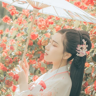 花開帶團扇女生頭像，唯美古風真人頭像