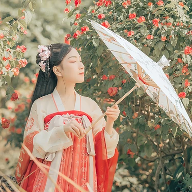 花開帶團扇女生頭像，唯美古風真人頭像