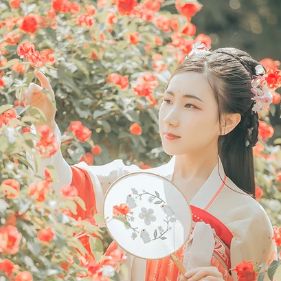 花開帶團扇女生頭像，唯美古風真人頭像