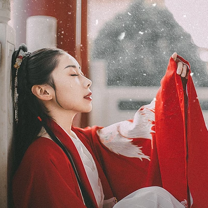 雪紛紛紅衣帶傘女生頭像，唯美古風真人頭像