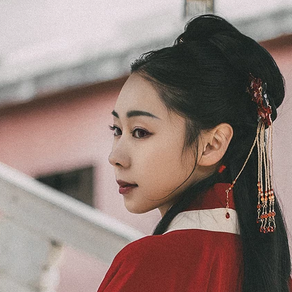 雪紛紛紅衣帶傘女生頭像，唯美古風真人頭像