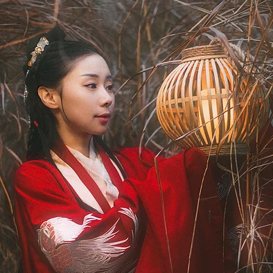 雪紛紛紅衣帶傘女生頭像，唯美古風真人頭像