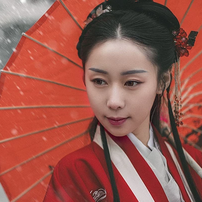 雪紛紛紅衣帶傘女生頭像，唯美古風真人頭像