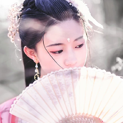 雪仙子紅衣帶折扇女生頭像，唯美古風(fēng)真人頭像