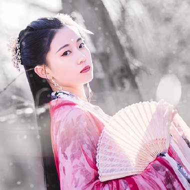 雪仙子紅衣帶折扇女生頭像，唯美古風(fēng)真人頭像