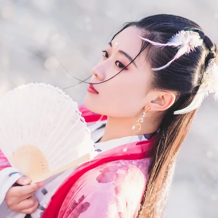 雪仙子紅衣帶折扇女生頭像，唯美古風(fēng)真人頭像