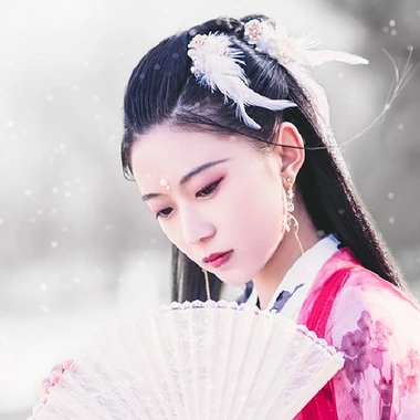 雪仙子紅衣帶折扇女生頭像，唯美古風(fēng)真人頭像