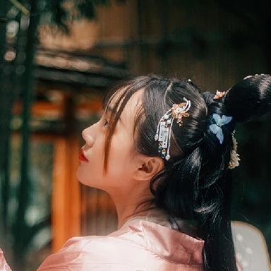 粉衣帶團扇女生頭像，唯美古風(fēng)真人頭像