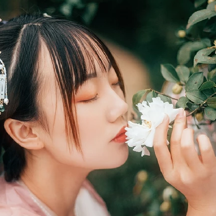 粉衣帶團扇女生頭像，唯美古風(fēng)真人頭像