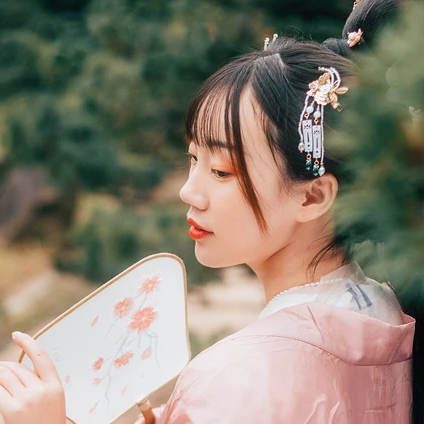 粉衣帶團扇女生頭像，唯美古風(fēng)真人頭像