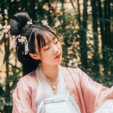 粉衣帶團扇女生頭像，唯美古風(fēng)真人頭像