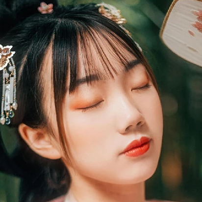 粉衣帶團扇女生頭像，唯美古風(fēng)真人頭像