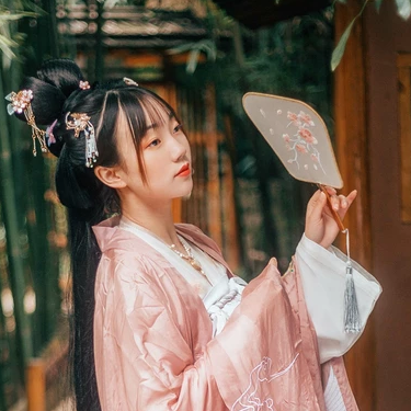 粉衣帶團扇女生頭像，唯美古風(fēng)真人頭像
