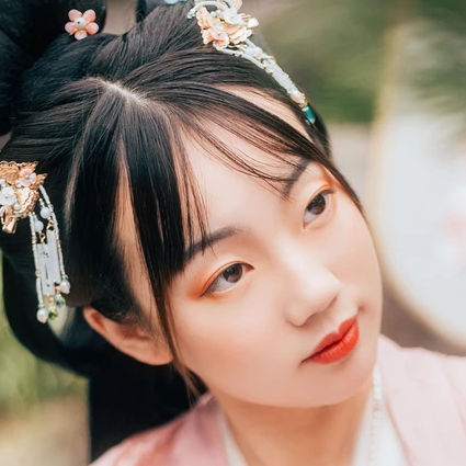 粉衣帶團扇女生頭像，唯美古風(fēng)真人頭像
