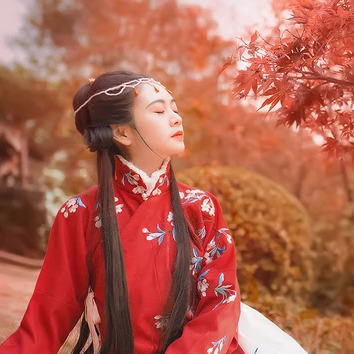 紅葉映霞女生頭像，唯美古風(fēng)真人頭像