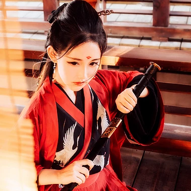 江湖帶兵器紅衣女生頭像，唯美古風(fēng)真人頭像