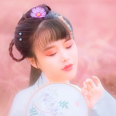 粉色帶團扇女生頭像，唯美古風真人頭像