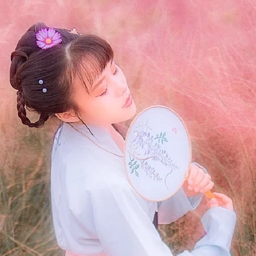 粉色帶團扇女生頭像，唯美古風真人頭像