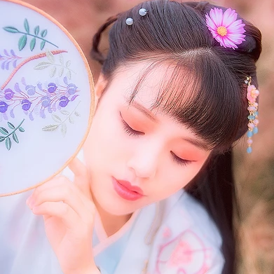 粉色帶團扇女生頭像，唯美古風真人頭像